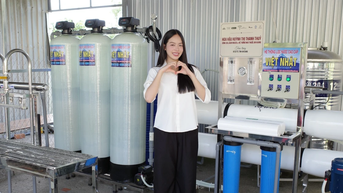 កញ្ញា Thanh Thuy នាំយកគម្រោង "ទឹកស្អាត" ទៅដល់ដីដែលរងផលប៉ះពាល់ដោយទឹកប្រៃ