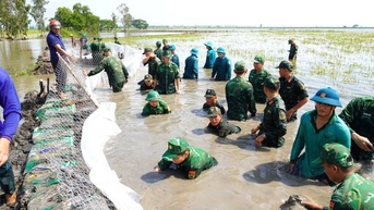 Quân - dân đồng lòng vượt lũ