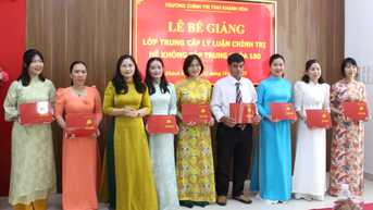 Bế giảng lớp Trung cấp Lý luận chính trị hệ không tập trung khoá 180