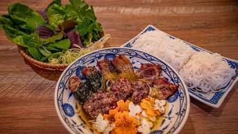 គូស្នេហ៍​ជនជាតិ​អាមេរិក​ដើម​កំណើត​វៀតណាម​លក់​ប៊ុនចា និង​ចៀន​ផូ ដែល​ជាប់​ចំណាត់ថ្នាក់​ក្នុង​ភោជនីយដ្ឋាន​ល្អ​បំផុត​ទាំង ៥០ នៅ​អាមេរិក