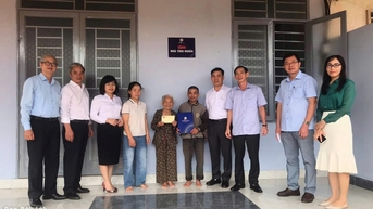 Bàn giao nhà Tình nghĩa cho hộ nghèo xã Pơng Drang