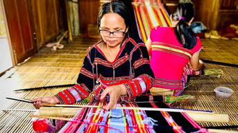 “Giữ lửa” nghề thủ công truyền thống ở vùng cao