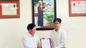តែងតាំងលោក Hoang Dinh Van ជានិពន្ធនាយករងទស្សនាវដ្តីសេដ្ឋកិច្ចជនបទ