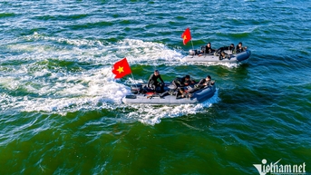 海軍特殊部隊がアクション映画のようにダナン海路の襲撃を訓練