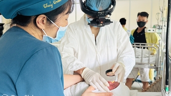 Bé trai sơ sinh non tháng nhất từ trước đến nay được cứu sống ngoạn mục