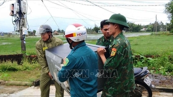 Bộ đội Biên phòng giúp người dân vùng trũng, thấp chằng chống, di chuyển tài sản