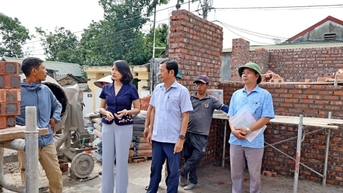 Lãnh đạo xã Đoài Phương kiểm tra công tác xây, sửa nhà "đại đoàn kết"