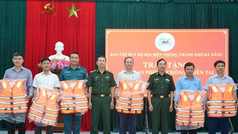 Bộ đội Biên phòng Đà Nẵng trao 100 áo phao hỗ trợ xã Tam Xuân ứng phó thiên tai