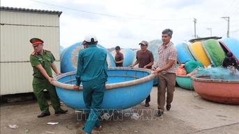 Ngư dân Quảng Ngãi khẩn trương đưa tàu thuyền lên bờ tránh bão