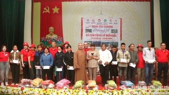 ប្រគល់អំណោយឧបត្ថម្ភតម្លៃ 240 លានដុងដល់គ្រួសារដែលរងគ្រោះដោយទឹកជំនន់នៅឃុំ Tan Tri