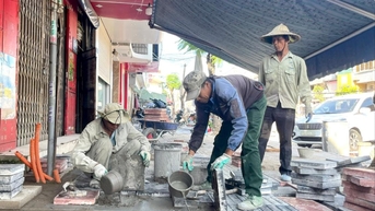 'Nước rút' thi công hè, đường Lê Lợi