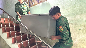 Đồn Biên phòng Hải Vân giúp nhân dân vùng thấp trũng di chuyển tài sản