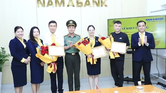 Trao thưởng cho cán bộ ngân hàng ngăn chặn vụ lừa đảo trên không gian mạng