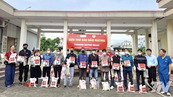 Trao hơn 1.000 suất quà tặng bệnh nhân, người dân ảnh hưởng mưa lũ