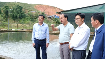 Phó Chủ tịch UBND tỉnh Lâm Đồng Lê Trọng Yên khảo sát mô hình nuôi cá nước lạnh tại Đam Rông