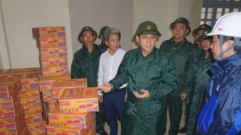 Các trường học ở Đà Nẵng mở cửa xuyên đêm đón người dân, sinh viên trú tránh bão