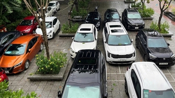 Lo bão Fangshen gây ngập lụt, trường học nhận giữ ô tô miễn phí