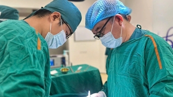 Bé trai bị vỡ tinh hoàn khi chơi đua xe tại khu du lịch