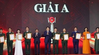 Tổng Bí thư Đảng Cộng sản Thụy Sĩ nhận giải A cuộc thi bảo vệ nền tảng tư tưởng của Đảng