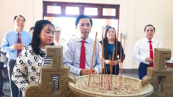 ថ្នាក់ដឹកនាំខេត្តបានចុះសួរសុខទុក្ខ និងអុជធូបរំលឹកដល់វីរភាពយុទ្ធជនពលី