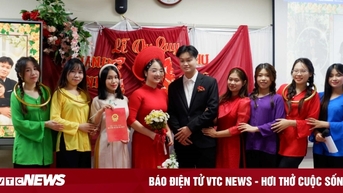 សិស្សបើក 'សាលអាពាហ៍ពិពាហ៍' នៅខាងស្ដាំក្នុងថ្នាក់រៀន ចំណាយ 10 លានដើម្បីបង្កើតអាពាហ៍ពិពាហ៍លោកខាងលិច
