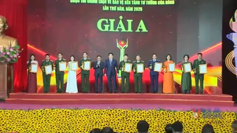 លោកប្រធានចូលរួមពិធីប្រគល់រង្វាន់ការប្រលងសរសេរអត្ថបទនយោបាយដើម្បីការពារមូលដ្ឋានមនោគមវិជ្ជារបស់បក្ស