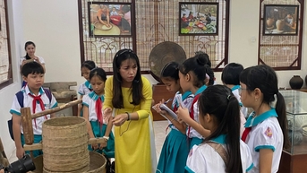 ការនាំយកសារមន្ទីរមកជិតសិស្ស
