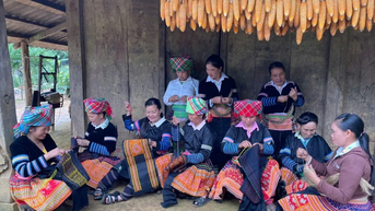 ថែរក្សាអត្តសញ្ញាណវប្បធម៌របស់ជនជាតិ Mong នៅ Ta Xi Lang