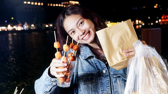 Người Hà Nội lên phố 'trà chanh nhà thờ', ăn kem Tràng Tiền 'chill chill' trong gió lạnh đầu mùa