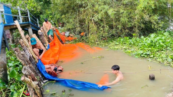 Xã Đức Huệ hỗ trợ người dân ngăn nước lũ