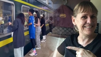 中国の奇妙な列車：乗客は酸素を吸い、自分で窓を拭かなければならない