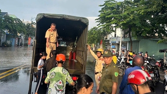 ទីក្រុងហូជីមិញ៖ ប៉ូលីសចរាចរណ៍បានបញ្ជូនរថយន្តដើម្បីជួយប្រជាជនឆ្លងកាត់ស្ពាន Quan ដែលលិចទឹកដោយសុវត្ថិភាព