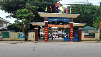 Học sinh phải dừng học để đi quét rác, phụ huynh bức xúc