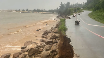 ការ​ហូរ​ច្រោះ​យ៉ាង​ធ្ងន់ធ្ងរ និង​ការ​ទន្ទ្រាន​យក​ឆ្នេរ​នៅ​ទីក្រុង Hue