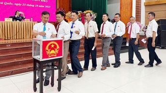 សម័យប្រជុំលើកទី៣ នៃក្រុមប្រឹក្សាប្រជាជនតំបន់ពិសេស Phu Quoc អាណត្តិទី១
