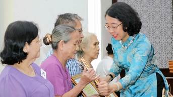 Ben Thanh Ward (HCMC) ជូនពរមនុស្សចាស់ ៨៤៧ នាក់