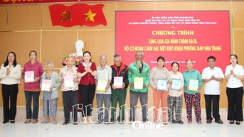 ប្រគល់អំណោយចំនួន ២០ គ្រួសារគោលនយោបាយនៅសង្កាត់ Nam Nha Trang