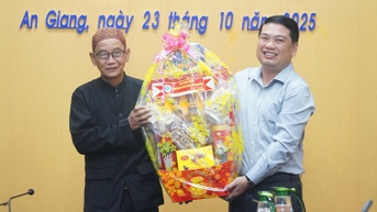 ថ្នាក់ដឹកនាំខេត្ត An Giang បានទទួលគណៈប្រតិភូមកពីគណៈកម្មាធិការអចិន្ត្រៃយ៍នៃក្រុមប្រឹក្សាតំណាងសហគមន៍ឥស្លាម (សាសនាឥស្លាម) នៃខេត្ត An Giang។