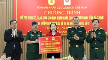 150 លានដុង ប្រគល់ជូនដល់គ្រួសារជនរងគ្រោះដោយជាតិគីមីពុលពណ៌ទឹកក្រូច/ឌីអុកស៊ីត