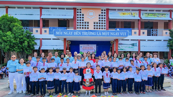 កាសែត Khanh Hoa វិទ្យុ និងទូរទស្សន៍ សហការជាមួយក្រុមហ៊ុន Huong Tu Bi Group បានផ្តល់អាហារូបករណ៍ចំនួន 50 ដល់សិស្សានុសិស្សដែលឆ្លងកាត់ការលំបាក និងពូកែក្នុងការសិក្សារបស់ពួកគេ។