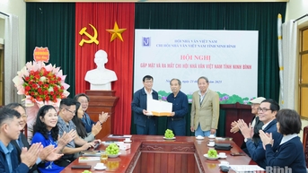 កិច្ចប្រជុំ និងសម្ពោធសមាគមអ្នកនិពន្ធវៀតណាមខេត្ត Ninh Binh