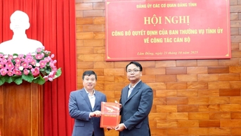 សមមិត្ត Dang Hong Sy លេខាអចិន្ត្រៃយ៍គណៈកម្មាធិការបក្សខេត្ត Lam Dong កាន់មុខតំណែងជាលេខាគណៈកម្មាធិការបក្ស នៃទីភ្នាក់ងារបក្សខេត្ត។