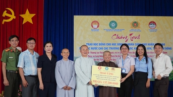 ប្រគល់អំណោយដែលមានតម្លៃជាង 137 លានដុងដល់សិស្សានុសិស្ស និងមាតាបិតានៃឃុំ Quang Son