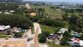 クアンガイ省における一連の数兆ドル規模のプロジェクトは、土地の整地が行き詰まっているため停滞している。