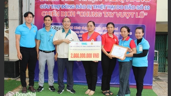 បុគ្គលិកក្រុមហ៊ុន TKG Teakwang Vina Joint Stock Company បានបរិច្ចាគថវិកាចំនួន 2 ពាន់លានដុង ដើម្បីជួយដល់ប្រជាជនដែលរងផលប៉ះពាល់ដោយព្យុះ និងទឹកជំនន់។