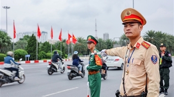 ប៉ូលិសក្រុងហាណូយ ដឹកនាំចរាចរណ៍ផ្ទាល់សម្រាប់ពិធីចុះហត្ថលេខាលើអនុសញ្ញាទីក្រុងហាណូយ