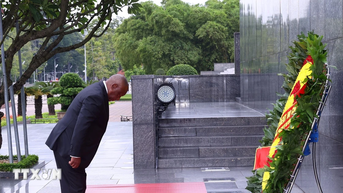 Tổng thống Nam Phi Matamela Cyril Ramaphosa vào Lăng viếng Chủ tịch Hồ Chí Minh