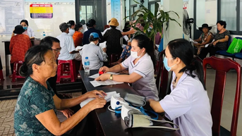 Hơn 300 người cao tuổi được khám sàng lọc bệnh không lây nhiễm