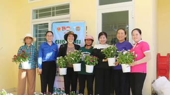 Giữ màu xanh từ những bàn tay dân biển