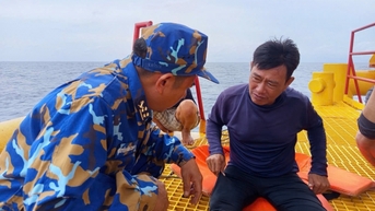 Quân y Nhà giàn DK1/9 cứu trợ ngư dân gặp nạn trên biển